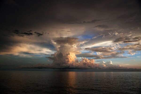 Cielo al atardecer con nubes reflejadas en el agua