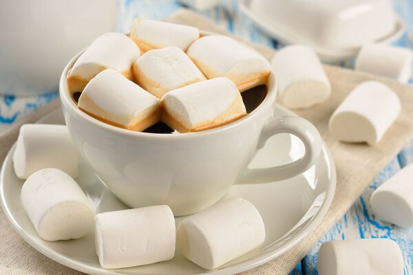 Marshmallow branco com café na mesa