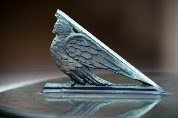 Sculpture of a lonely bird for the desktop