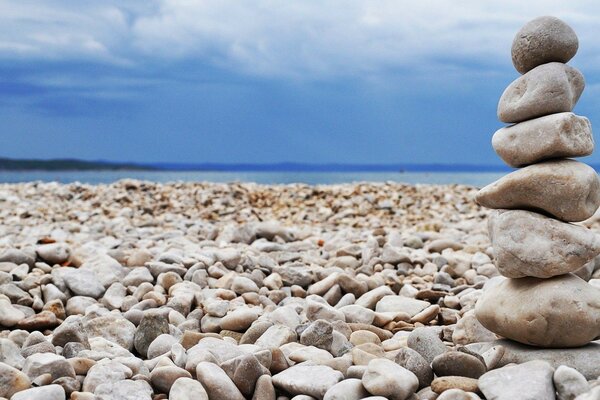 Felsiger Strand und blaues Meer