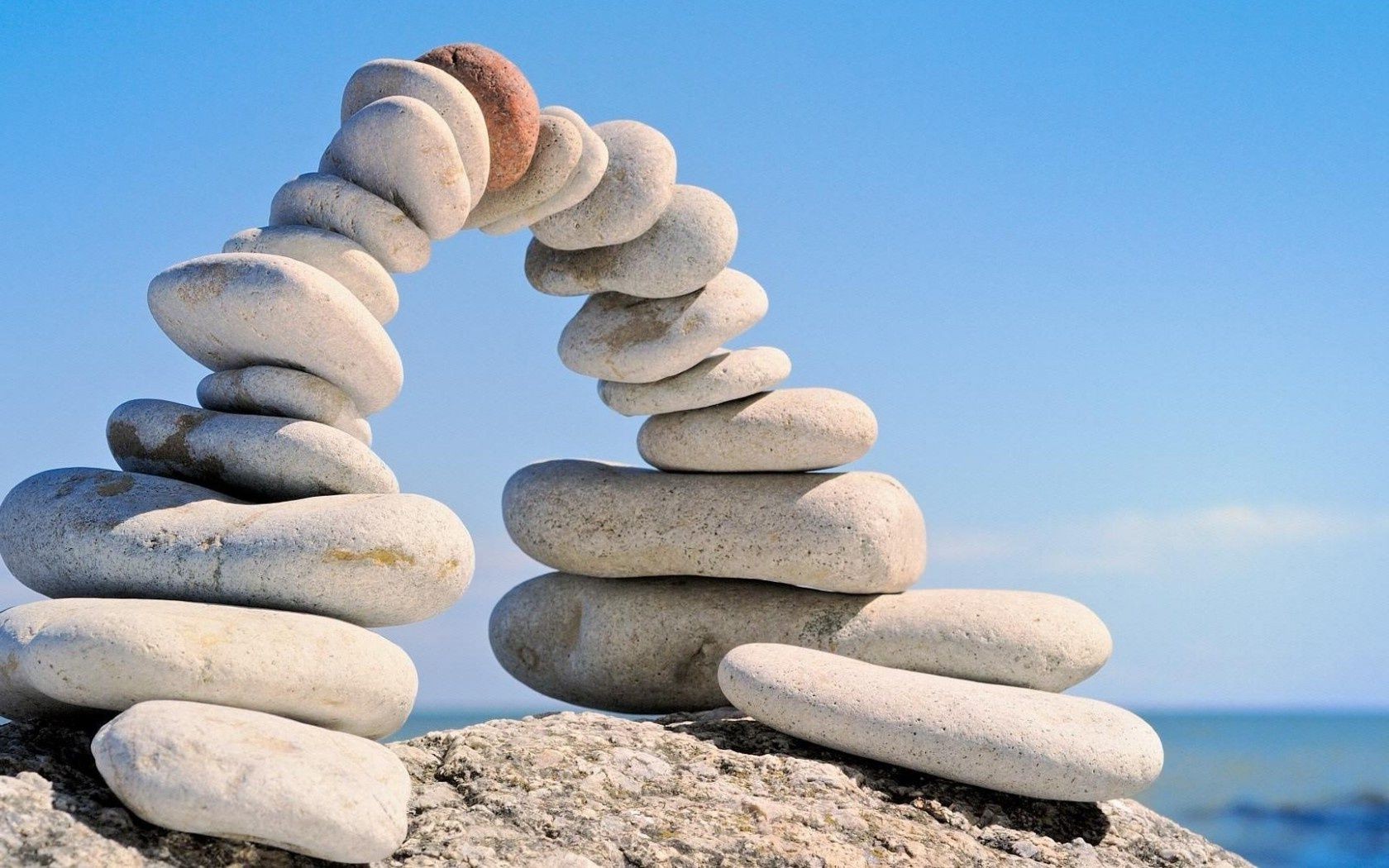 landschaft zen balance stabilität meditation harmonie kopfsteinpflaster boulder rock stein stacks strand gelassenheit verbindung einfachheit entspannung glatt frieden natur perfektion kies