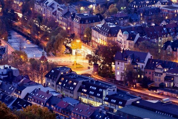 La ciudad de la noche brilla intensamente