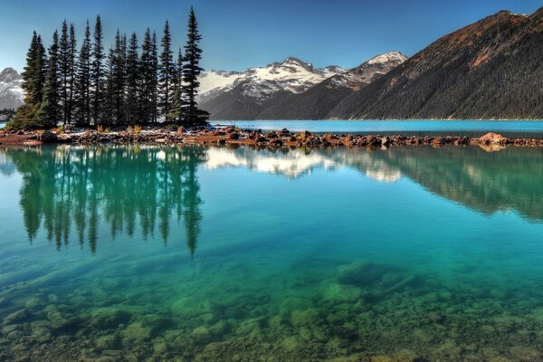 Lac propre et les montagnes derrière elle