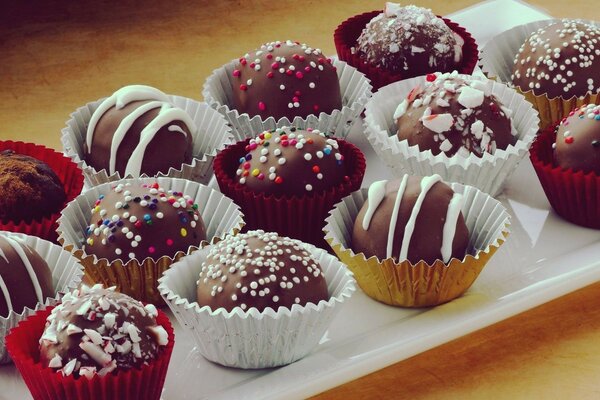 Cupcakes de chocolate y pastel con decoración