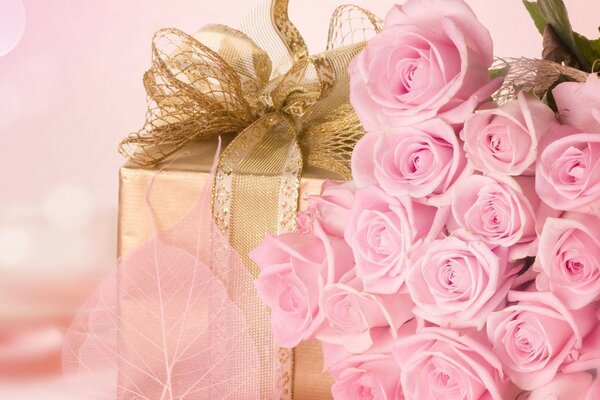 Bouquet di rose con regalo