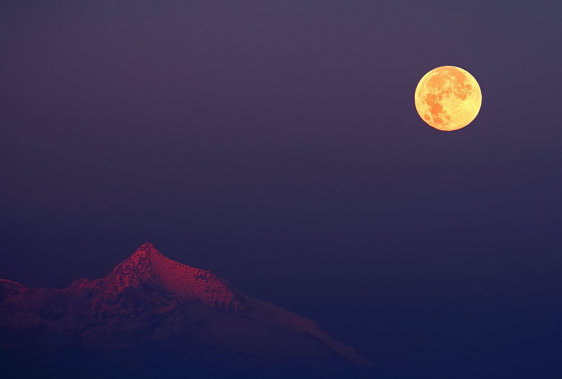 nuit crépuscule du soir crépuscule du soir lune coucher de soleil ciel soirée crépuscule paysage soleil aube pleine lune à l extérieur montagnes éclipse lumière rétro-éclairé cratère voyage lumière du jour astronomie silhouette