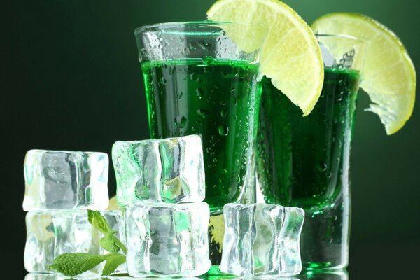 Alcoholic cocktails with lime and ice