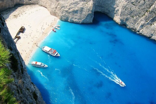 La bellezza e il potere della natura. Spiaggia nella gola di roccia