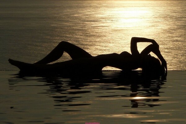 Ragazza in acqua al tramonto