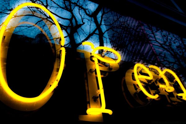 Neon-Schriftzug leuchtet offen