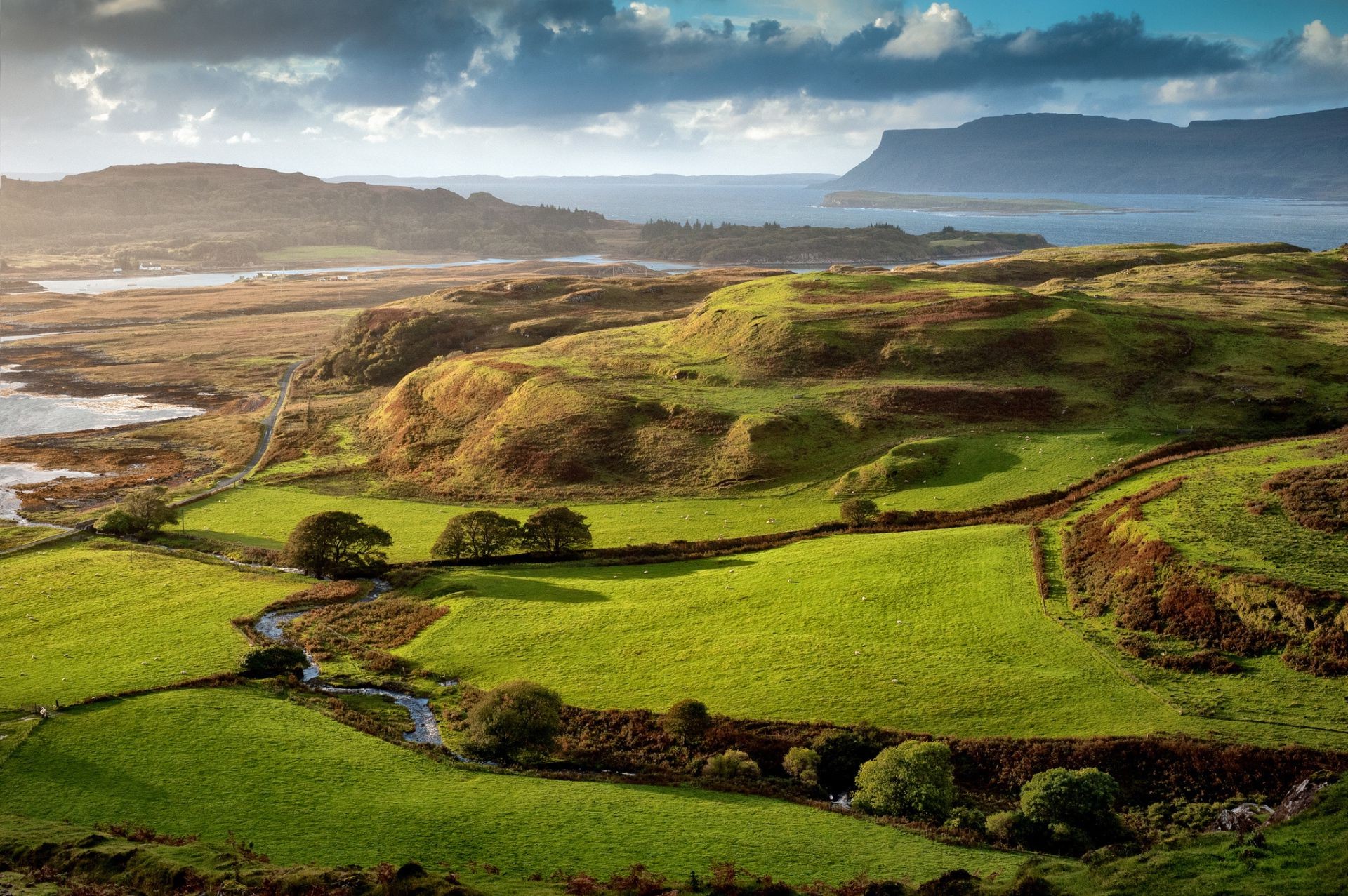 berühmte orte landschaft gras schafe wasser natur hügel landschaftlich im freien landschaft weiden tal heuhaufen feld bewirtschaftetes land landwirtschaft reisen fluss himmel bauernhof