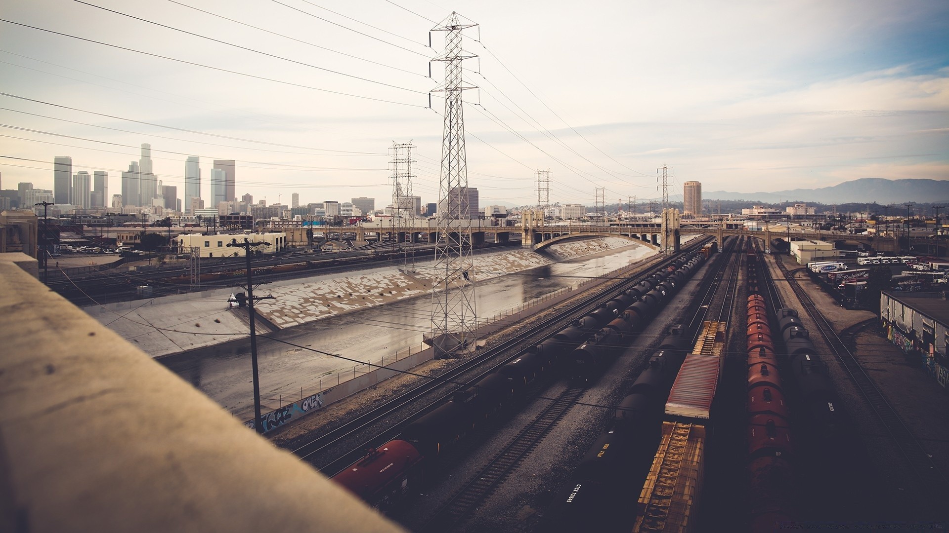 urban style transportsystem industrie verschmutzung auto schiene energie zug stadt bahnhof stahl reisen technologie himmel geschäft