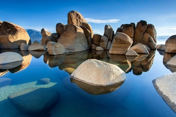 Landschaft mit riesigen Felsbrocken im Wasser