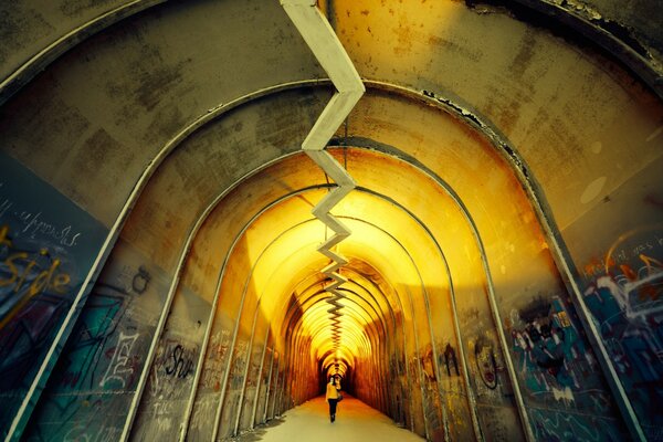 Tunnel lointain dans le monde souterrain