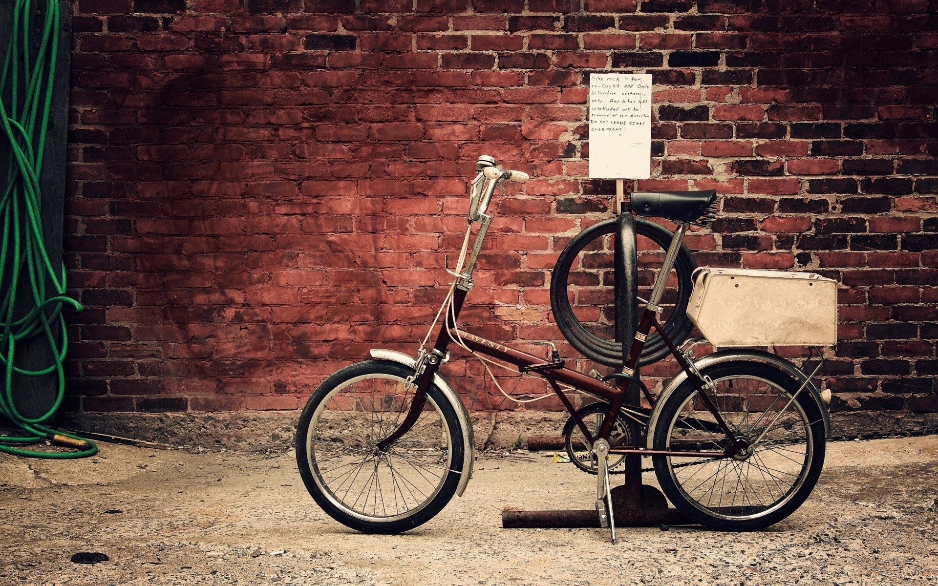 estilo urbano rodas velho bicicleta parede vintage sistema de transporte tijolo abandonado enferrujado retro rua calçada