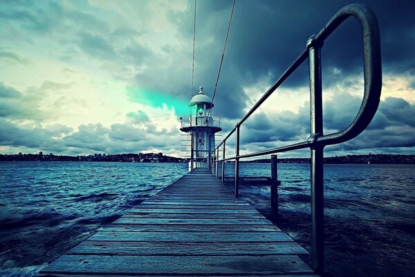 Ruhiges Meer am Pier