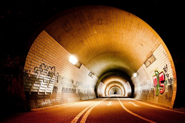 Faisceau de lumière dans le tunnel de la ville