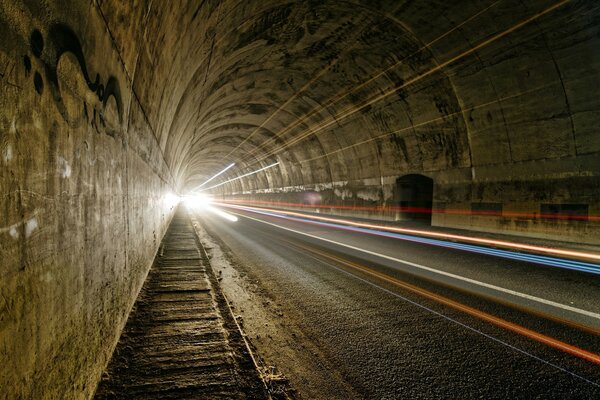 Tunel miejski z błyskiem światła