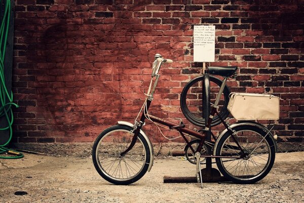 Bicicleta na antiga muralha da cidade