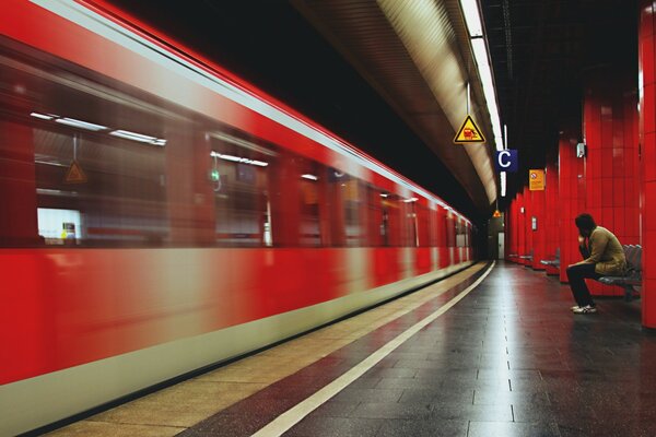 Człowiek czekający na pociąg w metrze