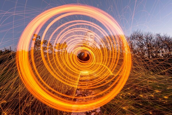 Círculos luminosos en el fondo de la naturaleza