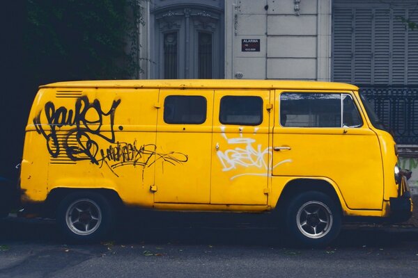 Microautobús amarillo dibujado cerca de la interferencia