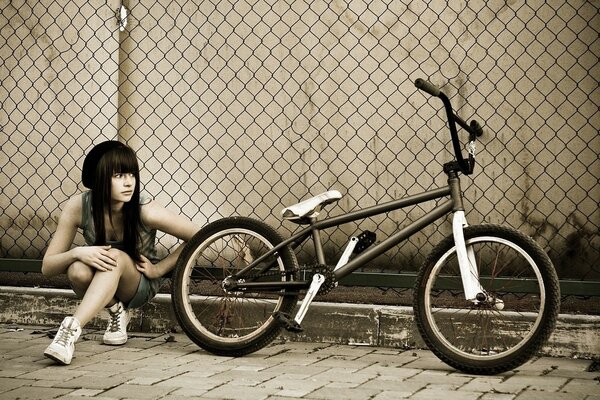 Hermosa chica atleta con una bicicleta