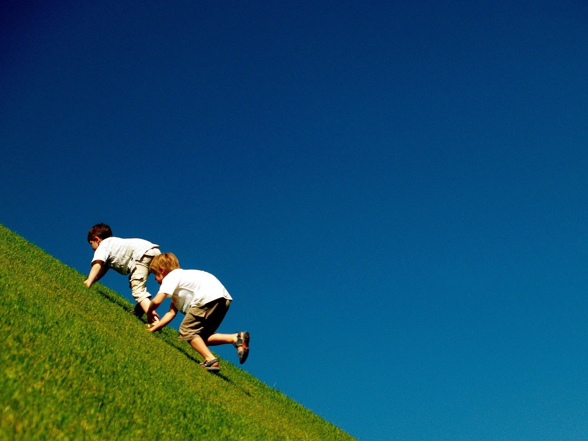 kinder im freien himmel im freien gras freizeit allein person erwachsener