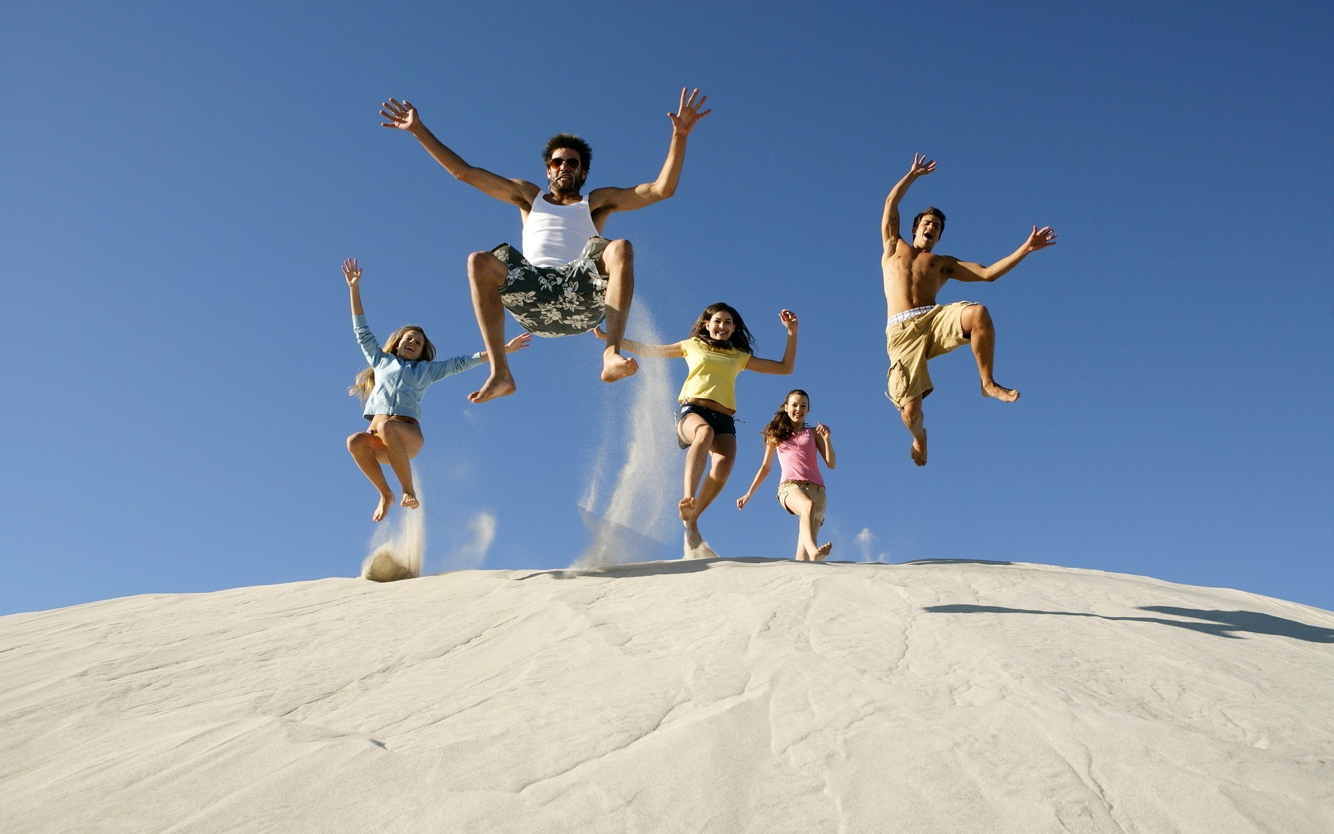 zuhause und innen freizeit vergnügen erwachsener vergnügen erholung frau himmel reisen aktion sand freiheit glück im freien urlaub