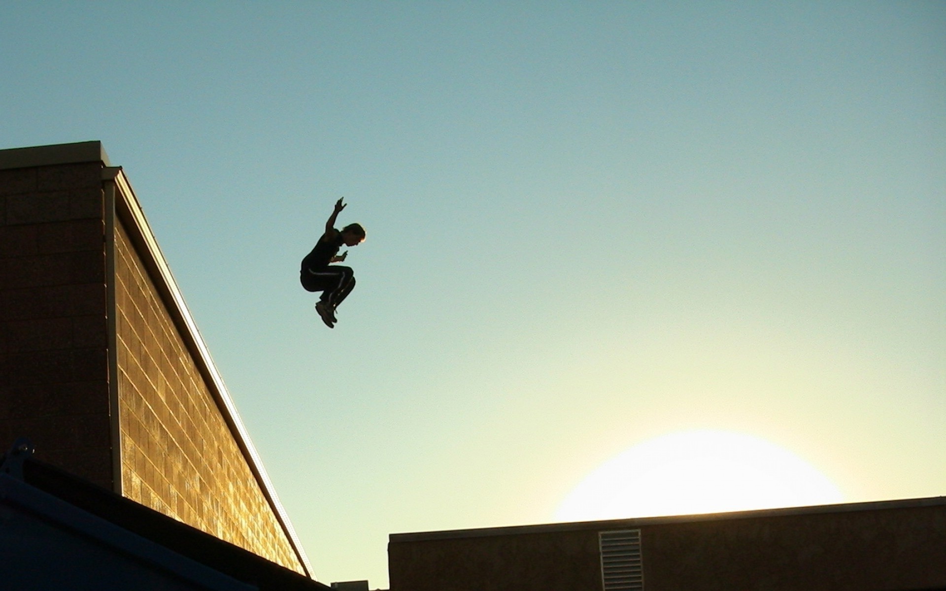 parkour action coucher de soleil ciel silhouette ville rétro-éclairé rue monochrome soleil concours lumière planche à roulettes en plein air football