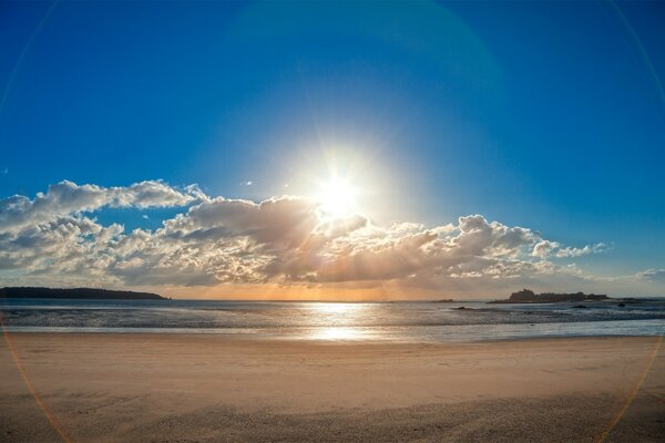 O sol atravessa as nuvens