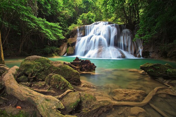 Uma pequena cachoeira de montanha em algum lugar na selva