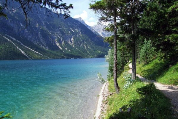 Eau bleu ciel dans le lac près des rochers