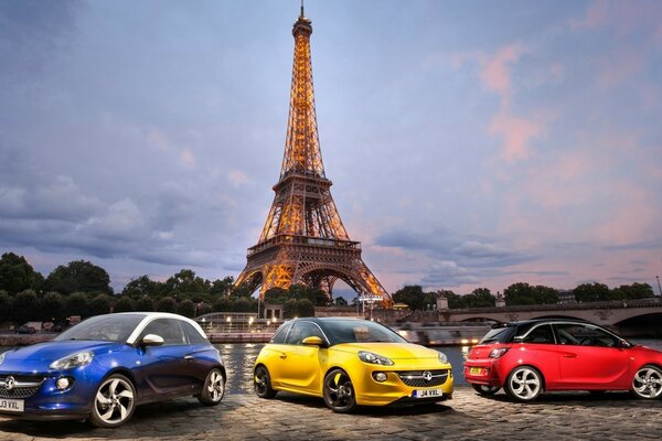 Auto colorate parcheggiate nella piazza vicino alla Torre Eiffel