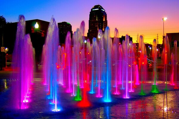 Fontes iluminadas no crepúsculo das estradas da cidade