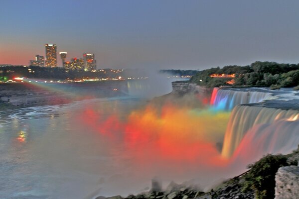 Wodospad Niagara w kolorowym świetle