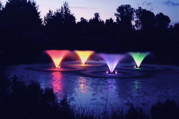 Der beleuchtete Wasserfall im See ist schön