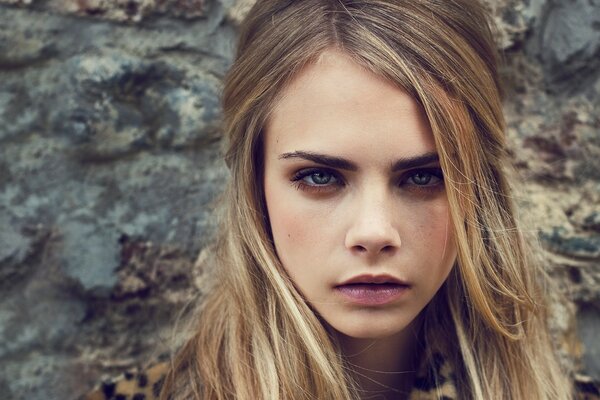 Modèle avec de longs cheveux blonds