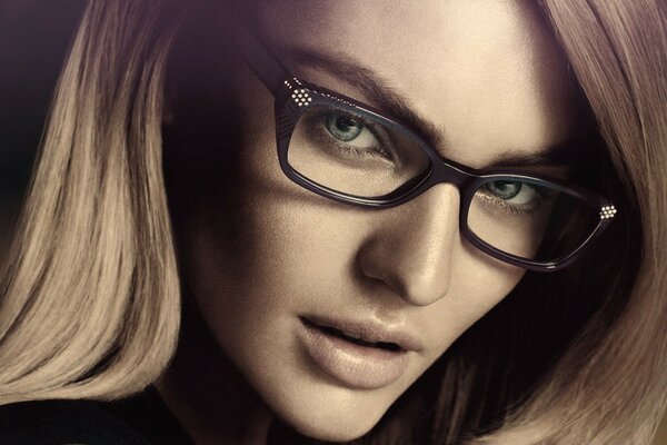 Una chica de negocios. Modelo. Rubia con gafas. Retrato