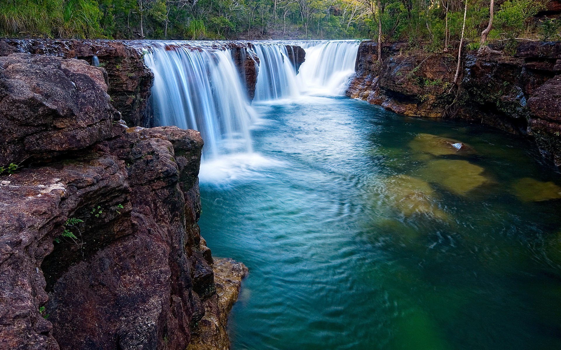 cascate acqua cascata fiume flusso natura roccia viaggi cascata flusso paesaggio all aperto bagnato movimento splash legno tropicale purezza creek paesaggio