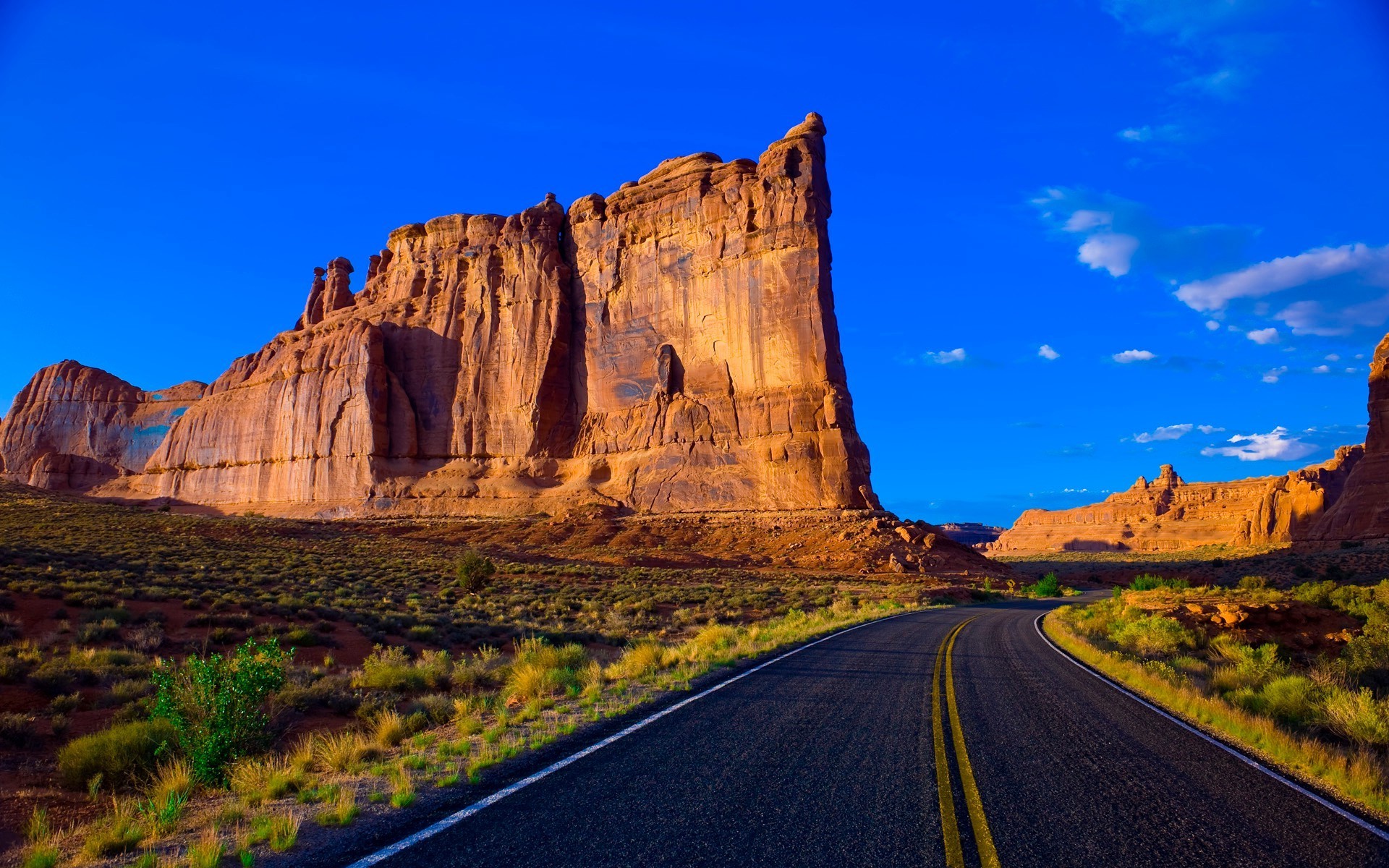 berühmte orte reisen im freien wüste rock sandstein himmel landschaft natur landschaftlich canyon berge tal geologie sonnenuntergang fern straße aride tageslicht