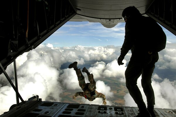 Parachutiste saute de la trappe de l avion