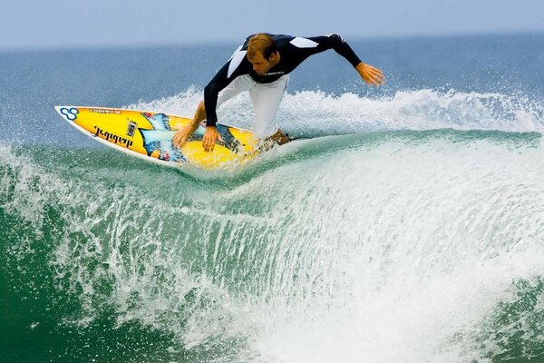 Quelle tempête d émotions positives provoque ce surfeur