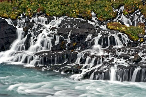 Sehr schöne Wasserfälle auf dem Planeten