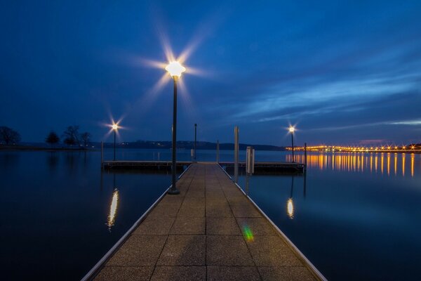 Luces de noche junto al agua en la ciudad