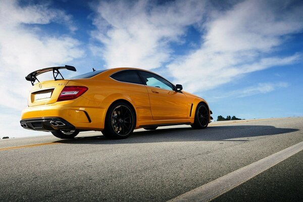 Carro esportivo amarelo na pista