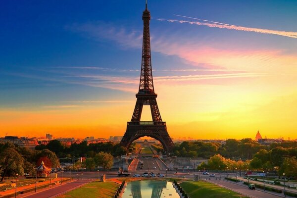 La famosa torre Eiffel contra el cielo