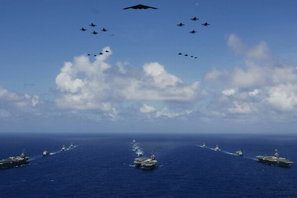 Equipo militar en el mar azul