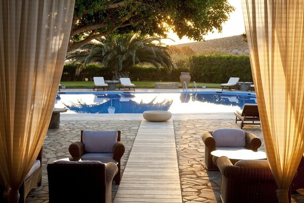 Hôtel avec piscine et chaises longues confortables