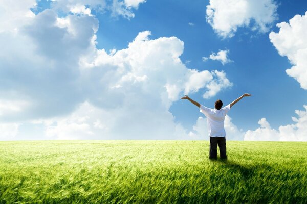 Un hombre feliz está de pie en el campo